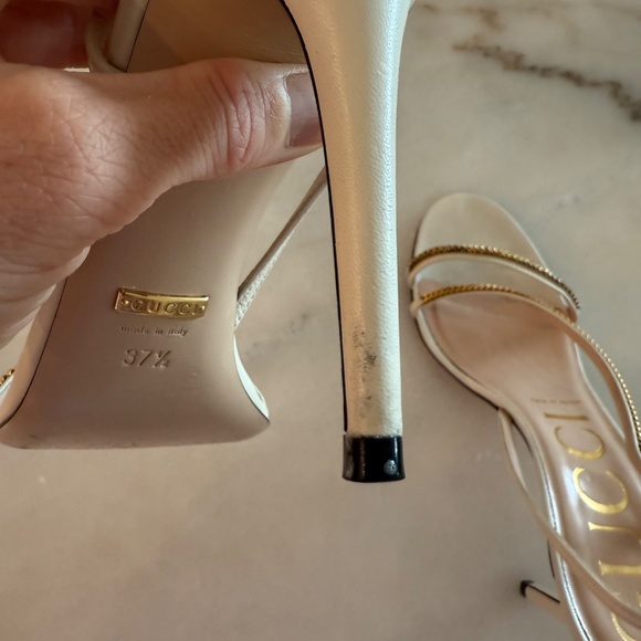 Gucci Heels (ivory leather and gold chain straps) - Picture 5 of 15